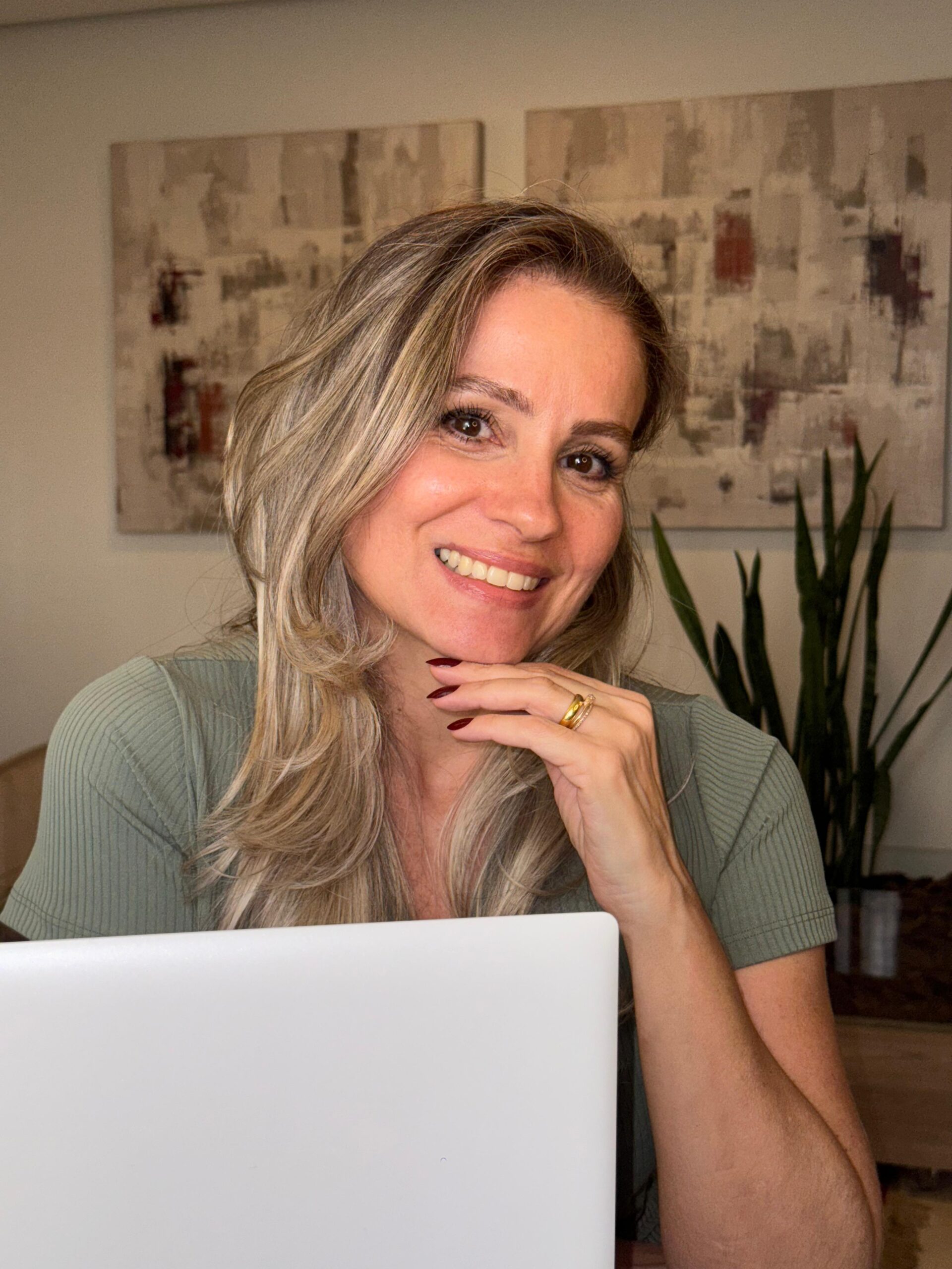 Psicóloga especialista em relacionamentos Cristiana Fiuza sorrindo